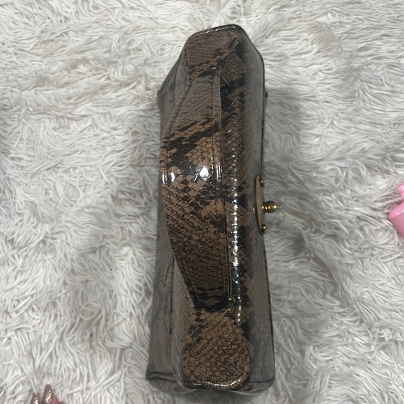 Vintage snake skin print handbag with twist lock closure. EUC - Picture 13 of 13